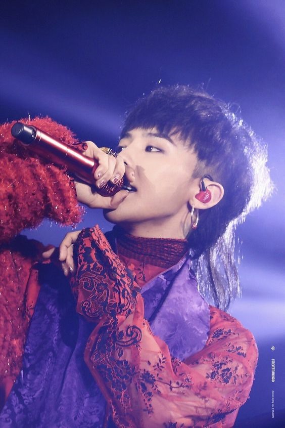 G-Dragon ra mắt solo vào năm 2009. Sự nghiệp solo của anh cũng vô cùng thành công với những ca khúc “hit” như “Heartbreaker”, “A Boy”, “One of a Kind”… Trong đó, album “One of a Kind” (2012) đã trở thành quán quân bảng xếp hạng Album thế giới của Billboard và đứng ở vị trí 161 của Billboard 200. Album cũng giúp của G-Dragon đạt được nhiều thành tích đáng tự hào ở quê nhà với giải thưởng Nam nghệ sĩ xuất sắc. Ảnh: Twitter.
