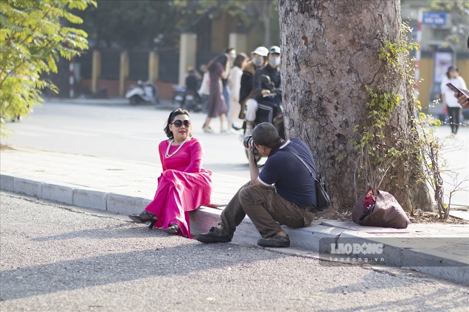 Cô Lan (Thanh Xuân, Hà Nội) cho biết: Năm nào cô cũng ra đây để chụp ảnh cùng với hoa ban. Các năm trước thì không mất phí gửi xe. Năm nay mất phí gửi xe, có thêm lều cho thuê để mọi người thay đồ giá 10.000đ/lần, thuê xe đạp hoa chụp hình với giá 10.000đ- 50.000đ tùy tâm.