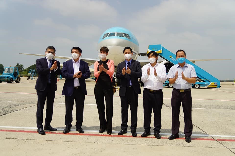 Lãnh đạo Bộ Y tế có mặt tại sân bay Tân Sơn Nhất đón lô vaccine COVID-19 đầu tiên về Việt Nam. Ảnh: Bộ Y tế cung cấp