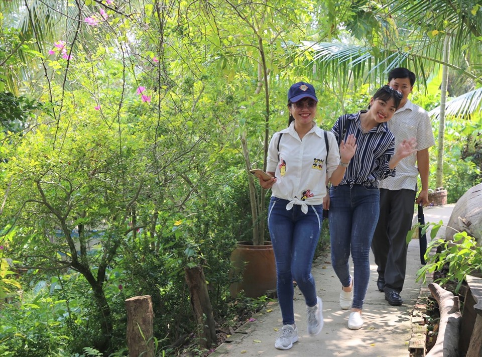 Khi đến Cồn Sơn du khách phai di chuyển bằng chân và trãi nghiệm dịch vụ vườn cây ăn trái. Ảnh: Thành Nhân