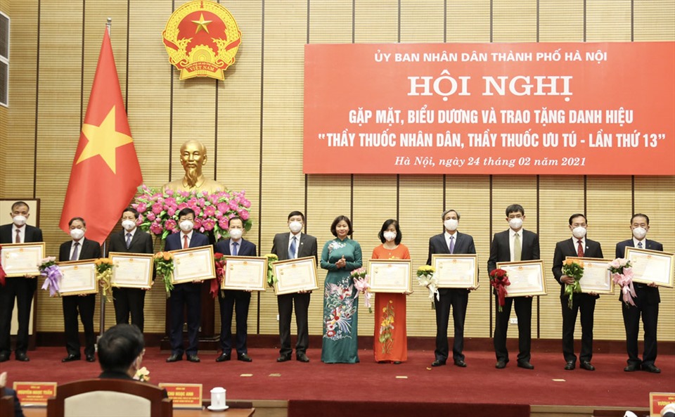 Phó Bí thư Thường trực Thành ủy Nguyễn Thị Tuyến trao danh hiệu “Thầy thuốc ưu tú” cho các cá nhân.