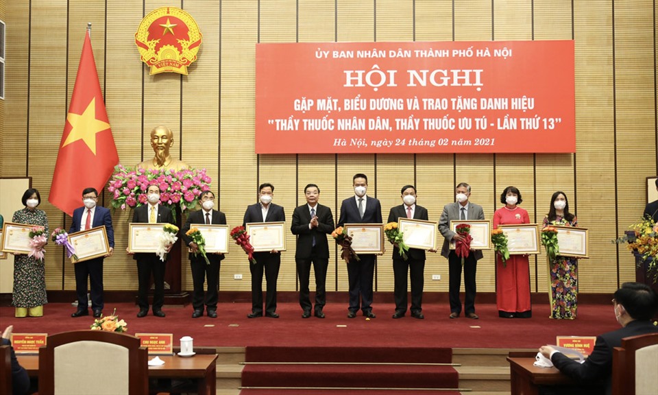 Chủ tịch UBND thành phố Chu Ngọc Anh trao danh hiệu “Thầy thuốc ưu tú” cho các cá nhân.