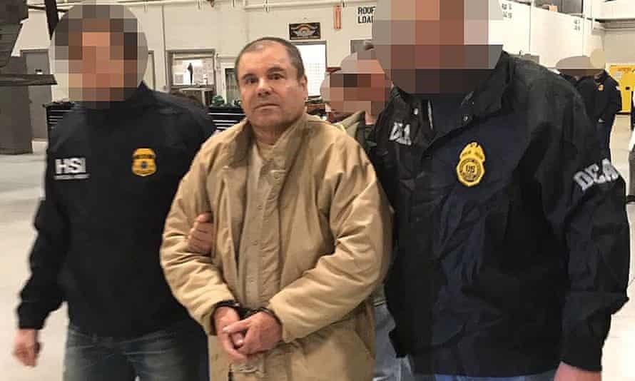 Trùm ma túy khét tiếng Mexico Joaquin “El Chapo” Guzman khi bị dẫn độ sang Mỹ. Ảnh: AFP.