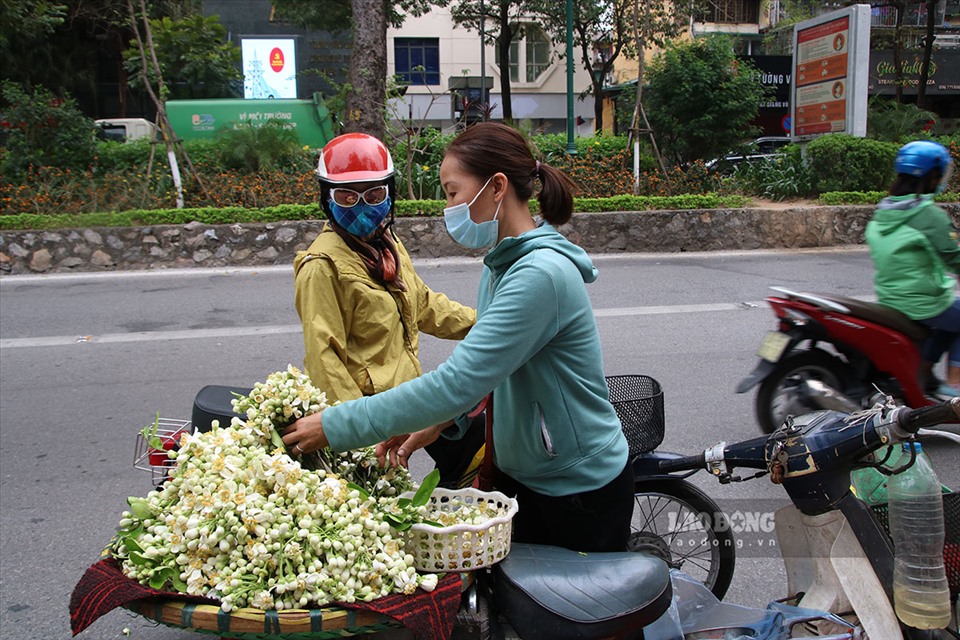 Những ngày này, nhiều khách hàng lựa chọn mua hoa bưởi về chơi Rằm tháng Giêng. Ảnh: Kim Anh