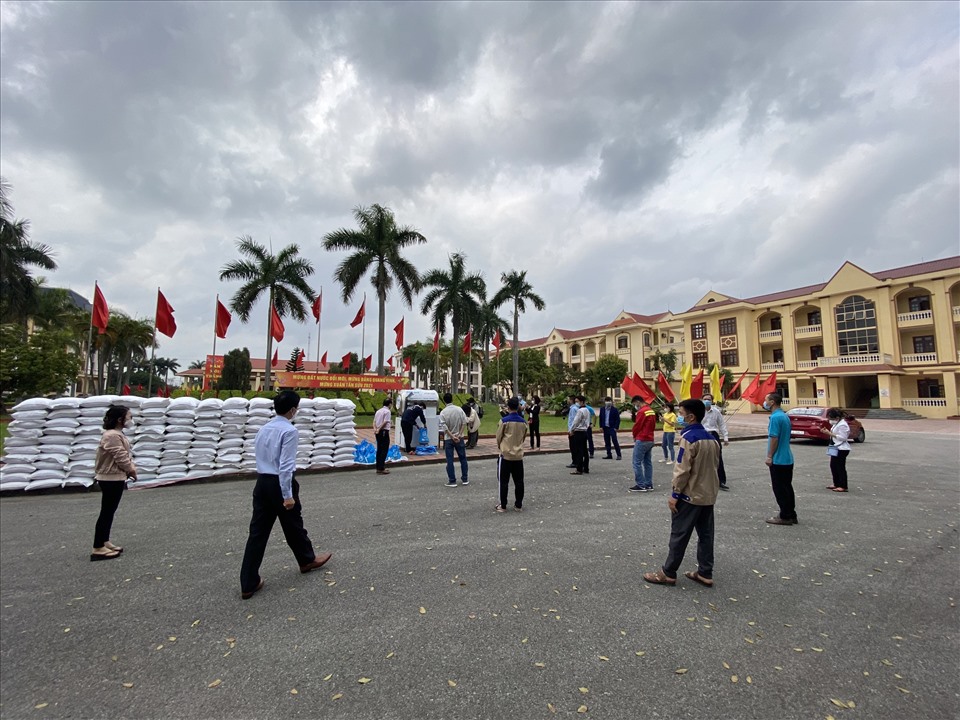 Người dân, người lao động trên địa bàn huyện Cẩm Giàng xếp hàng để nhận gạo hỗ trợ.