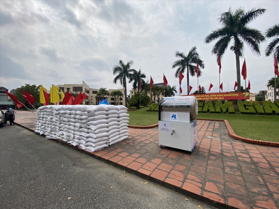 Chiều nay (24.2), các nhà tài trợ, nhà hảo tâm đã phối hợp cùng chính quyền huyện Cẩm Giàng lắp đặt và đưa vào hoạt động cây “ATM gạo” miễn phí.