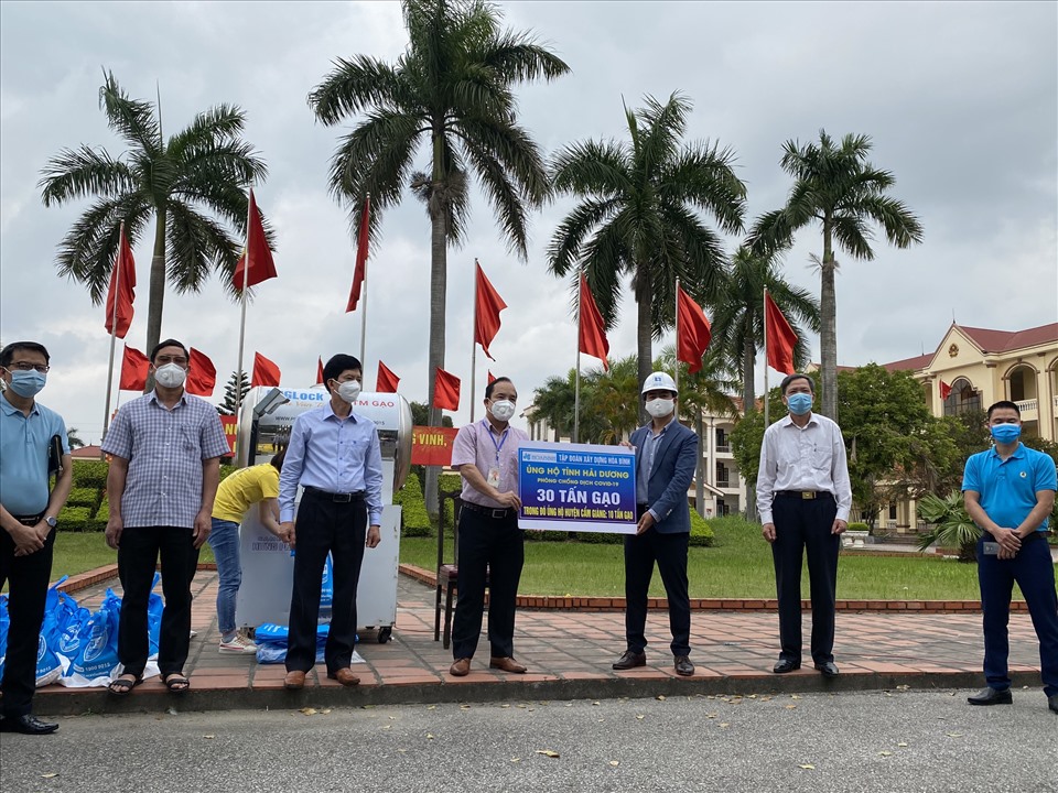 Đây là chương trình đón nhận được nhiều sự chung tay của các doanh nghiệp tiêu biểu như Tập đoàn xây dựng Hòa Bình ở TP. Hồ Chí Minh ủng hộ 30 tấn gạo, Công ty cổ phần thương mại Vạn Xuân, Văn phòng thiết kế kiến trúc nội thất Hom Decor....