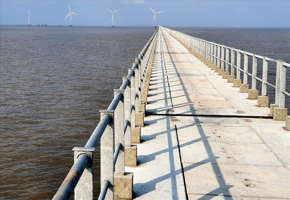 Một hạng mục cầu dẫn từ đất liền ra các tubin của một một dự án điện gió ngoài khơi tại Bạc Liêu đã hoàn thành. Ảnh: Nhật Hồ