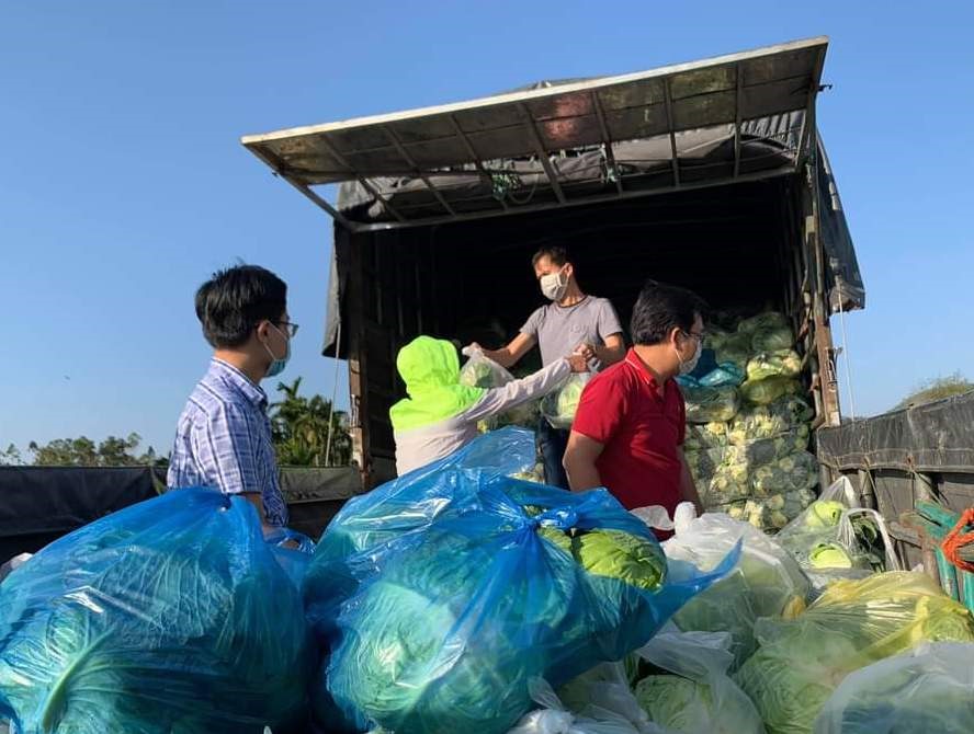 Anh Trần Đình Quốc Khương, trưởng nhóm phụ trách bán nông sản tại số 370 đường 2/9 (Đà Nẵng) thông tin, hơn 10 tấn su hào và bắp cải được nhóm anh mua của nông dân Hải Dương vận chuyện ra Đà Nẵng. Vì công việc thiện nguyện nên toàn bộ mọi người đều bỏ tiền túi ra chi trả chi phí vận chuyển nông sản.