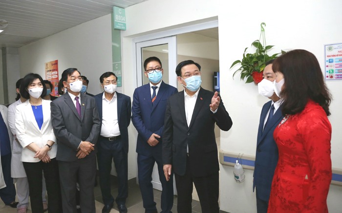 Bí thư Thành ủy Vương Đình Huệ kiểm tra công tác phòng, chống dịch COVID-19 tại Bệnh viện Thanh Nhàn.