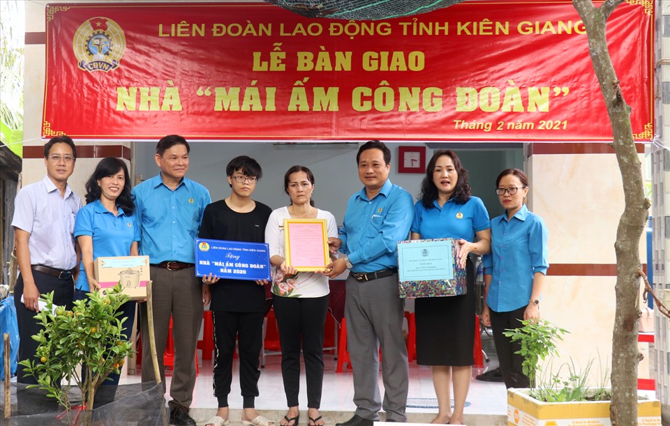 Phó Chủ tịch Thường trực LĐLĐ Kiên Giang Phạm Văn Đằng làm lễ bàn giao Mái ấm Công đoàn. Ảnh: Lục Tùng