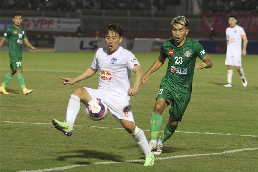 Cao Văn Triền là tiền vệ trụ cột của đội Sài Gòn, nhận danh hiệu Cầu thủ hay nhất đội ở V.League 2020. Ảnh: Thanh Vũ.