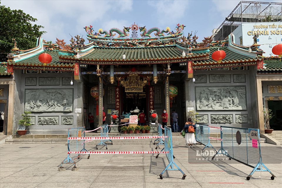 Ghi nhận tại chùa Ông - Hội quán Nghĩa An (Quận 5), đông người dân tới chùa ngày 14 tháng Giêng (25.2). Người dân tới đây cũng được đo thân nhiệt và sát khuẩn tay trước khi vào chùa thắp hương.