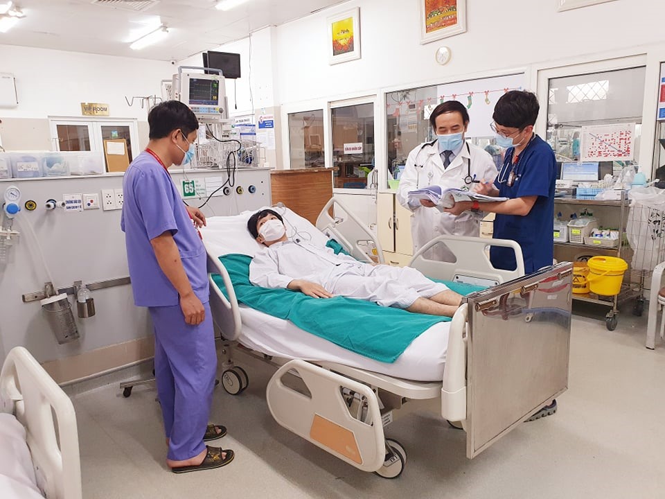 PGS.TS Nguyễn Văn Chi và các bác sĩ Trung tâm Cấp cứu A9 hội chẩn tại giường cho bệnh nhân. Ảnh BV