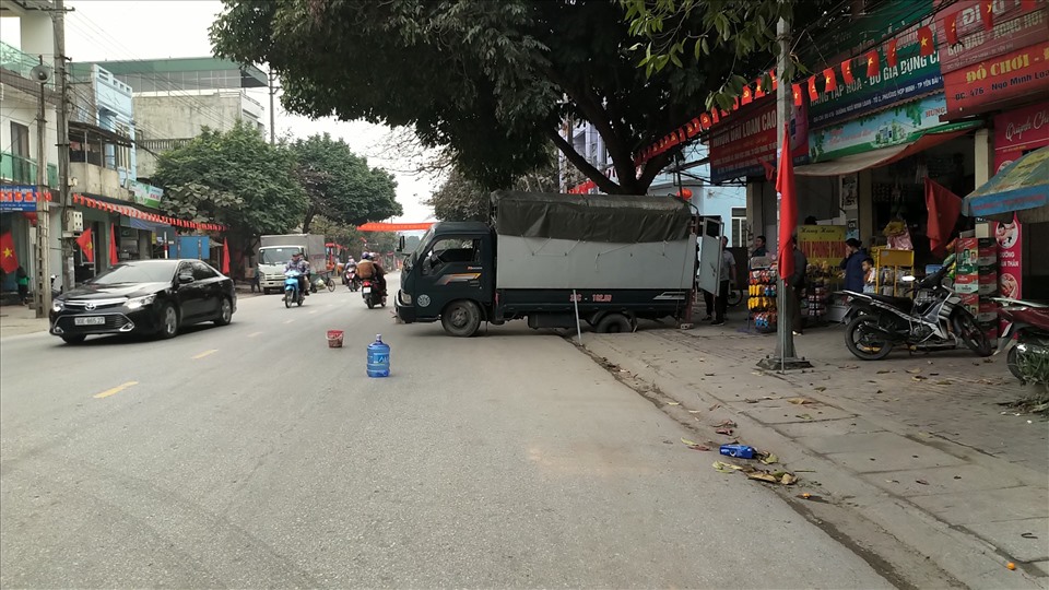 Tuyến đường Ngô Minh Loan là trục tuyến giao thương của tỉnh Yên Bái đi các huyện phía Tây nên các phương tiện giao thông rất nhiều, nhiều xe đã bị “sập bẫy” khi ra vào trả hàng tại các cửa hàng tại đây.