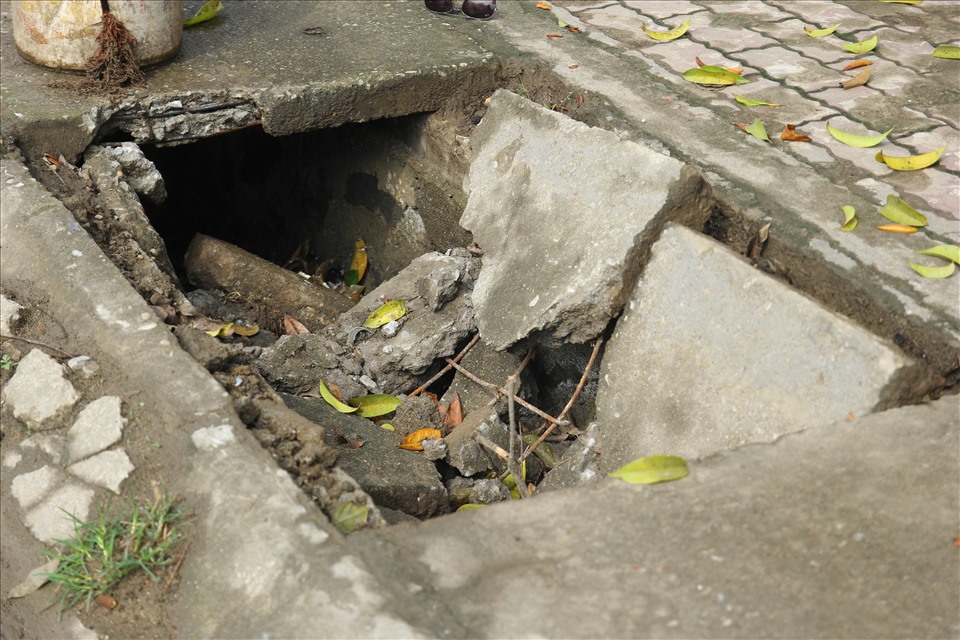 Các nắp cống dọc 2 bên tuyến đường Ngô Minh Loan, trên địa bàn phường Hợp Minh và xã Âu Lâu, TP Yên Bái bị hỏng hóc nghiêm trọng.