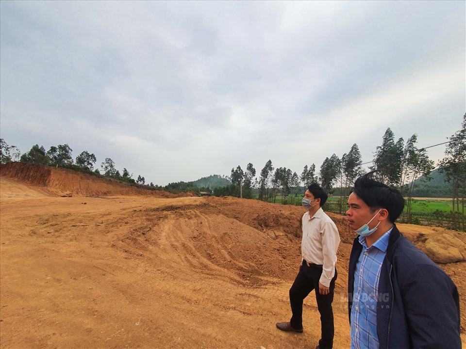 Cán bộ Phòng Tài Nguyên và Môi trường huyện Tam Đảo đi kiểm tra việc khai thác đất trái phép sau khi được PV Báo Lao Động cung cấp thông tin.