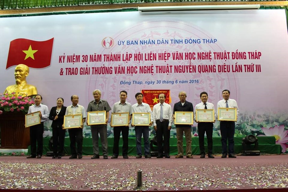 Trưởng Ban Tuyên giáo Tỉnh ủy và Phó Chủ tịch UBND tỉnh Đồng Tháp trao thưởng cho các tác giả có tác phẩm đạt giải thưởng văn học nghệ thuật Nguyễn Quang Diêu. Ảnh: LT