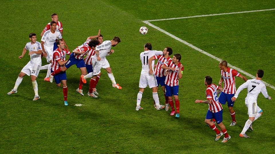 Gareth Bale đã phạm lỗi với Juanfran? Ảnh: UEFA