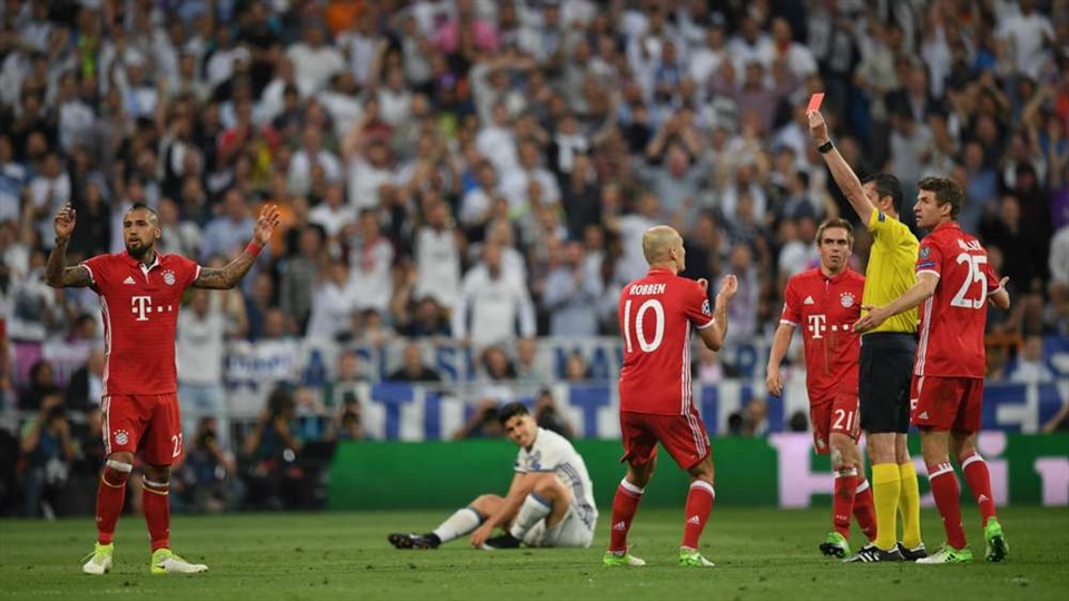 Cặp Real Madrid - Bayern Munich có nhiều tình huống gây tranh cãi. Ảnh: UEFA