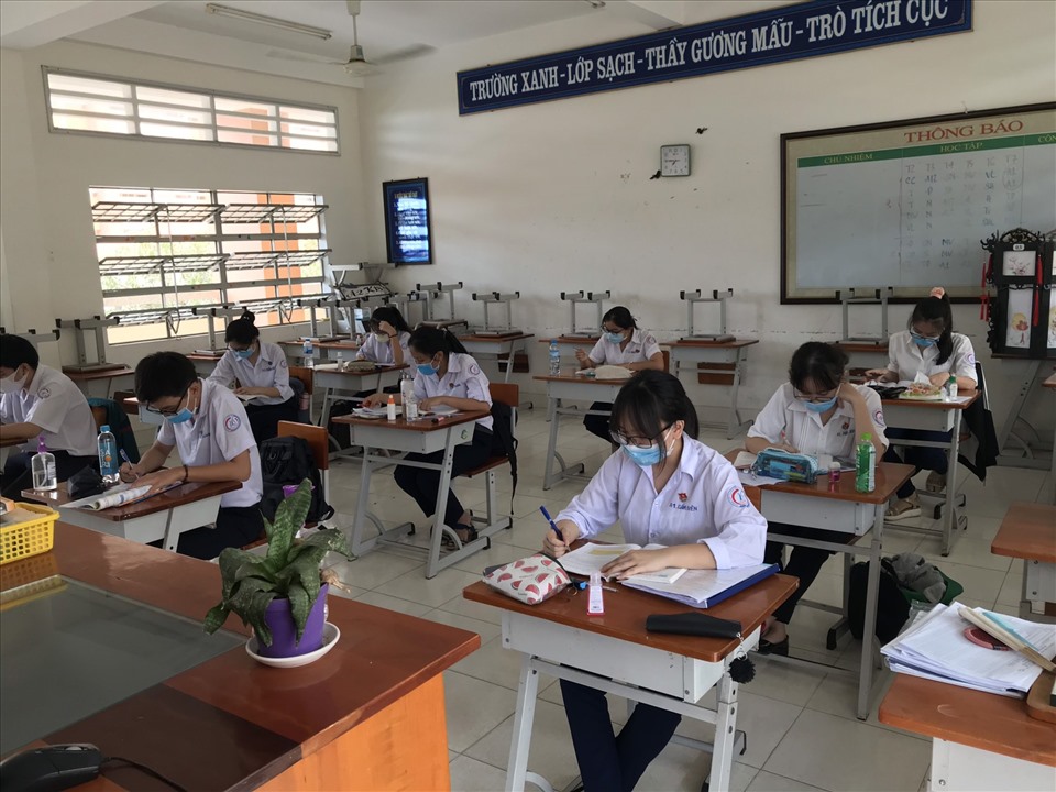 Học sinh Trường THPT Chuyên Long An học tại lớp. Ảnh: CLA