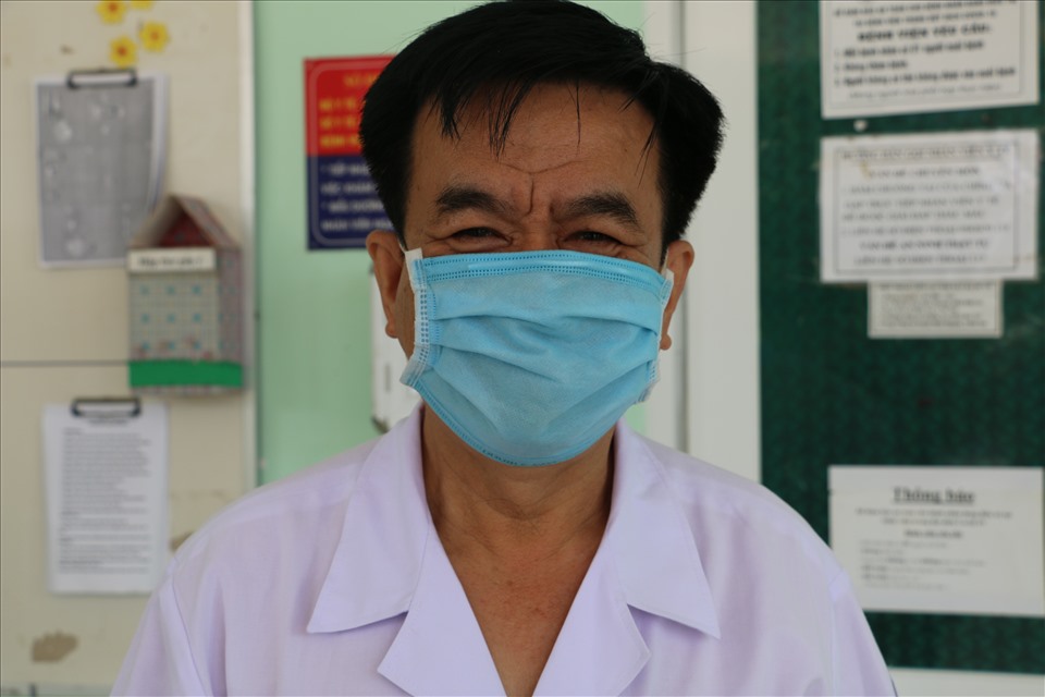 Bác sĩ Nguyễn Văn Đông- Giám đốc Bệnh viện Bệnh nhiệt đới đã có những ngày không thể nào quên cùng với tập thể cán bộ, bác sĩ, nhân viên bệnh viện thực hiện nhiệm vụ hết sức đặc biệt ở tuyến đầu với 87 ca bệnh dương tính COVID-19. Ảnh: Phương Linh
