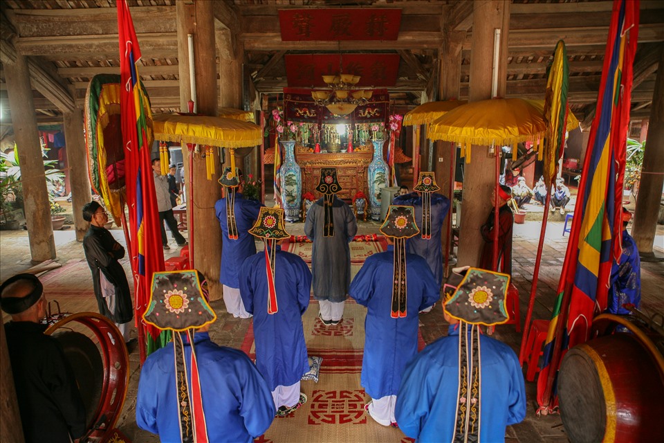 Các bô lão làng Liên Hà làm lễ xin Thừa tướng Lữ Gia và thành hoàng làng đi rước nước. Ảnh tư liệu của Trịnh Thông Thiện.