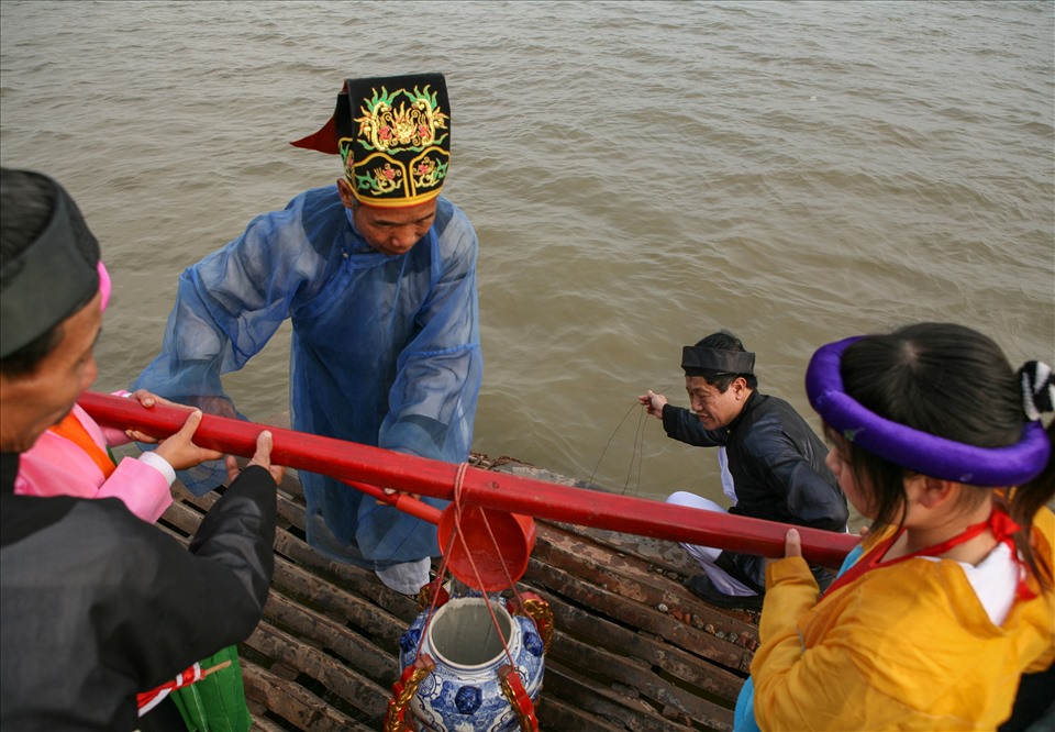 Nghi thức lấy nước ở giữa dòng sông Hồng. Ảnh tư liệu của Trịnh Thông Thiện.