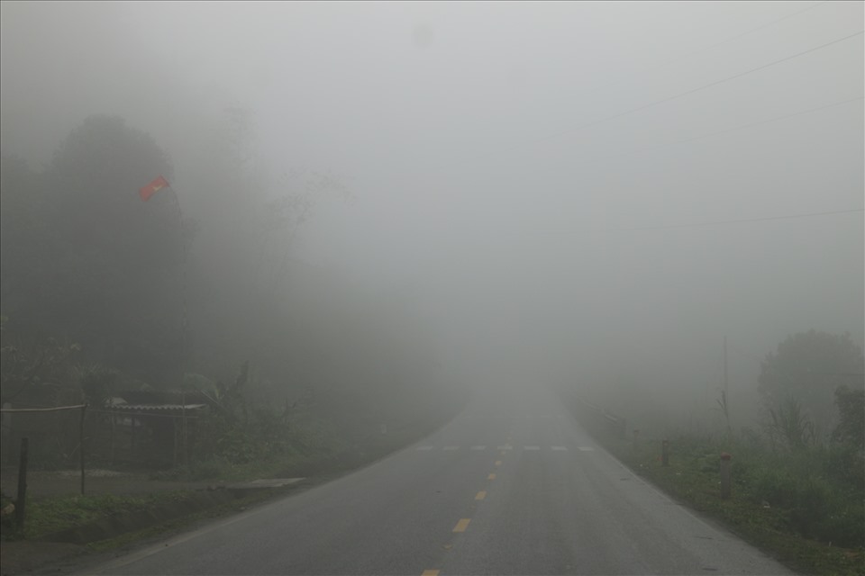 Tầm nhìn rất hạn chế do sương mù trên Quốc lộ 6. Ảnh: Vân Tiến