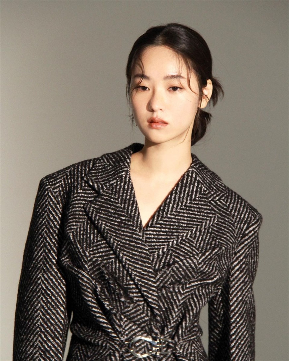 Nhiều khán giả mong đợi Jeon Yeo Bin  sẽ trở thành một nàng “điên nữ” mới của màn ảnh, sau Kim Da Mi (Tầng lớp Itaewon) hay Seo Ye Ji (Điên thì có sao). Tuy nhiên, để điều đó trở thành hiện thực, có lẽ vẫn phải chờ đến khi phim kết thúc. Ảnh: Instagram.