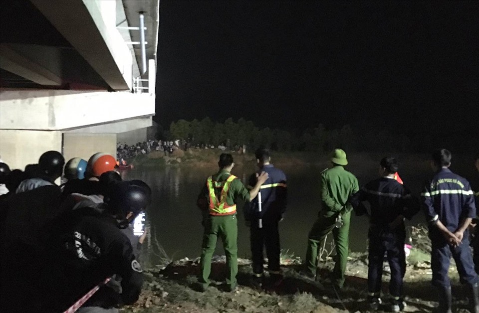 Lực lượng chức năng tìm kiếm nam học sinh bị rơi xuống sông. Ảnh: CTV.