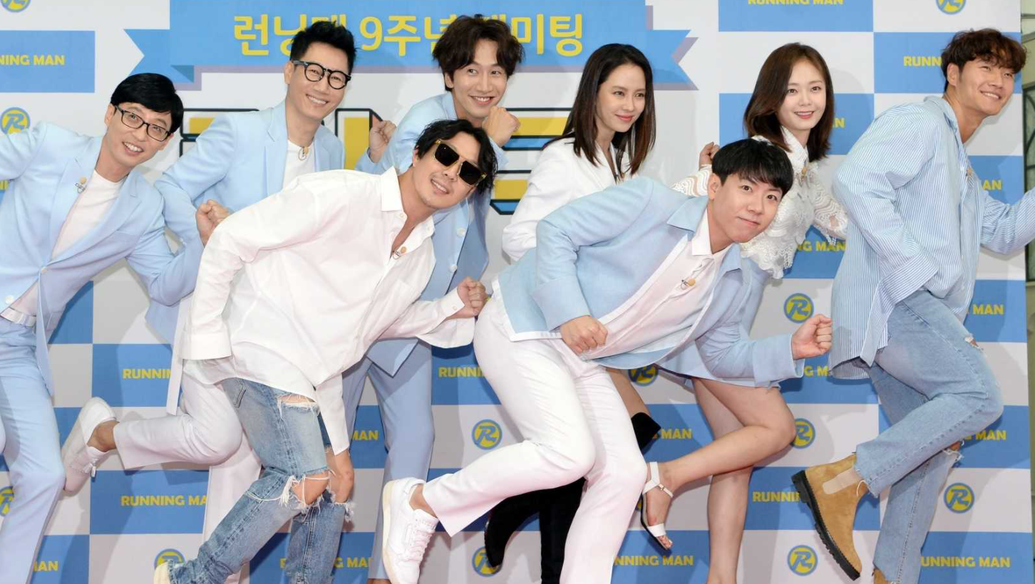Yoo Jae Suk (ngoài cùng bên trái) cùng các khách mời trong “Running Man”. Ảnh nguồn: Xinhua.