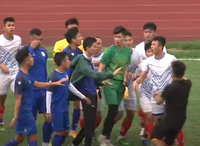 Các cầu thủ Nam Định và Phú Thọ va chạm trên sân. Ảnh cắt từ clip