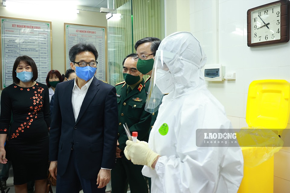 Phó Thủ tướng đánh giá cao nỗ lực của đơn vị nghiên cứu và thử nghiệm vaccine COVID-19. Ảnh: Hải Nguyễn