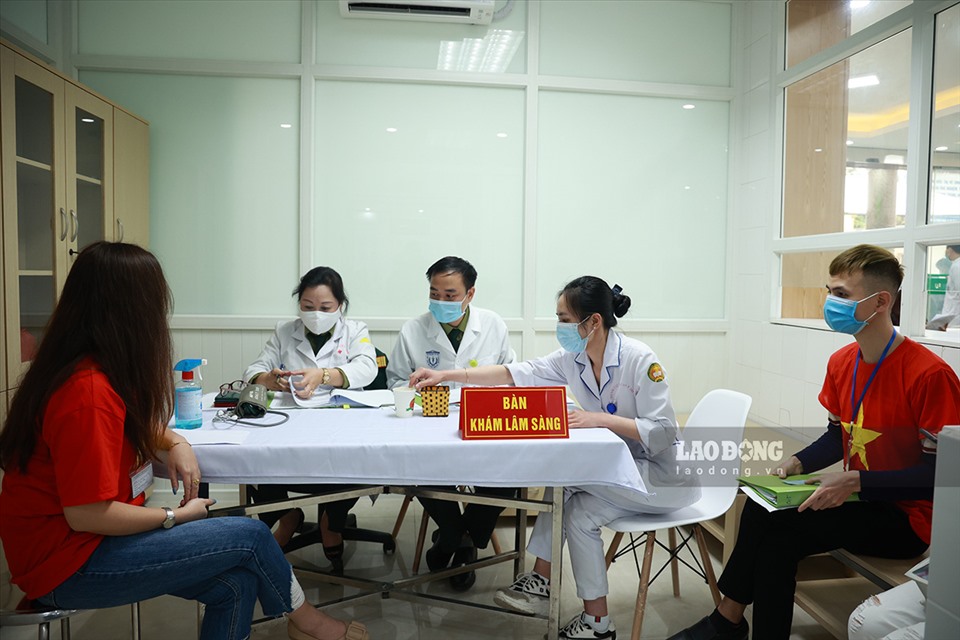 Các tình nguyện viên được khám sàng lọc trước khi tham gia thử nghiệm. Ảnh: Hải Nguyễn