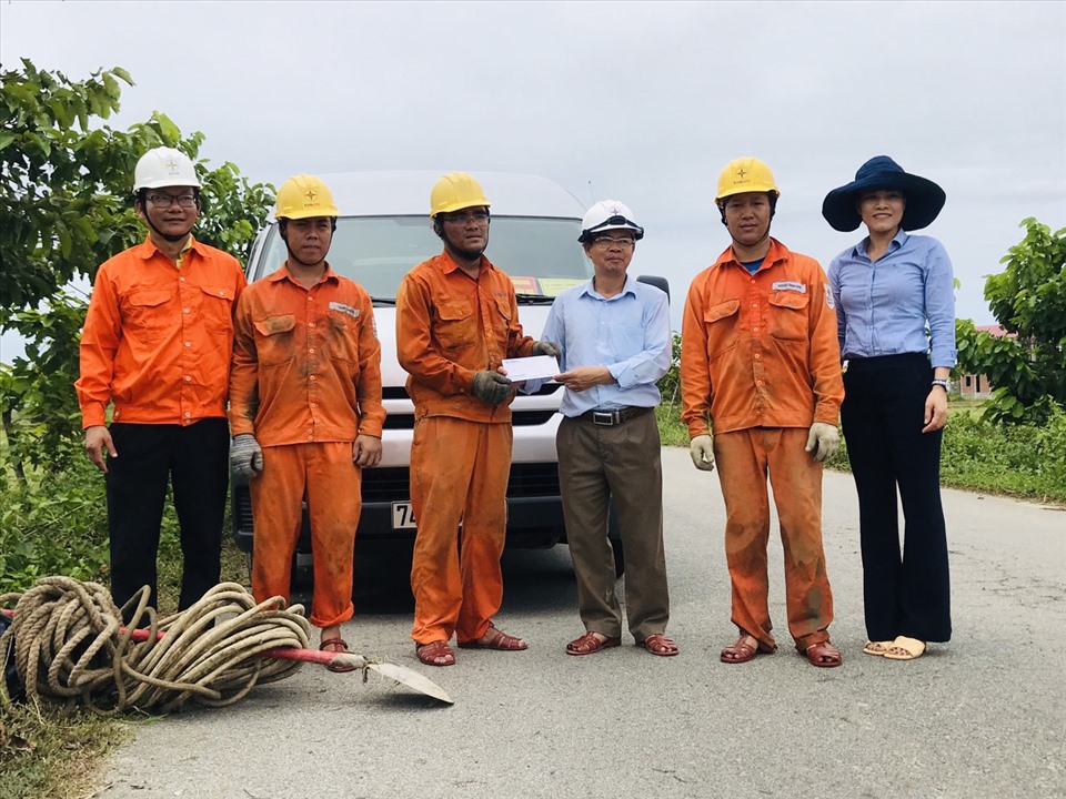 Lãnh đạo Công ty Điện lực Quảng Trị thăm, tặng quà động viên người lao động tham gia hỗ trợ khắc phục lưới điện bị thiệt hại do bão số 5 năm 2020 tại Thừa Thiên - Huế.