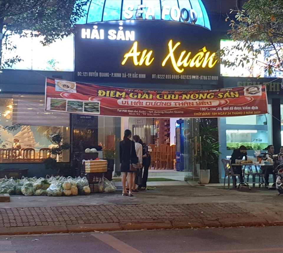 Một điểm bán nông sản Hải Dương tại P. Ninh Xá, TP. Bắc Ninh hoạt động cả ban đêm. Ảnh: Trần Tuấn