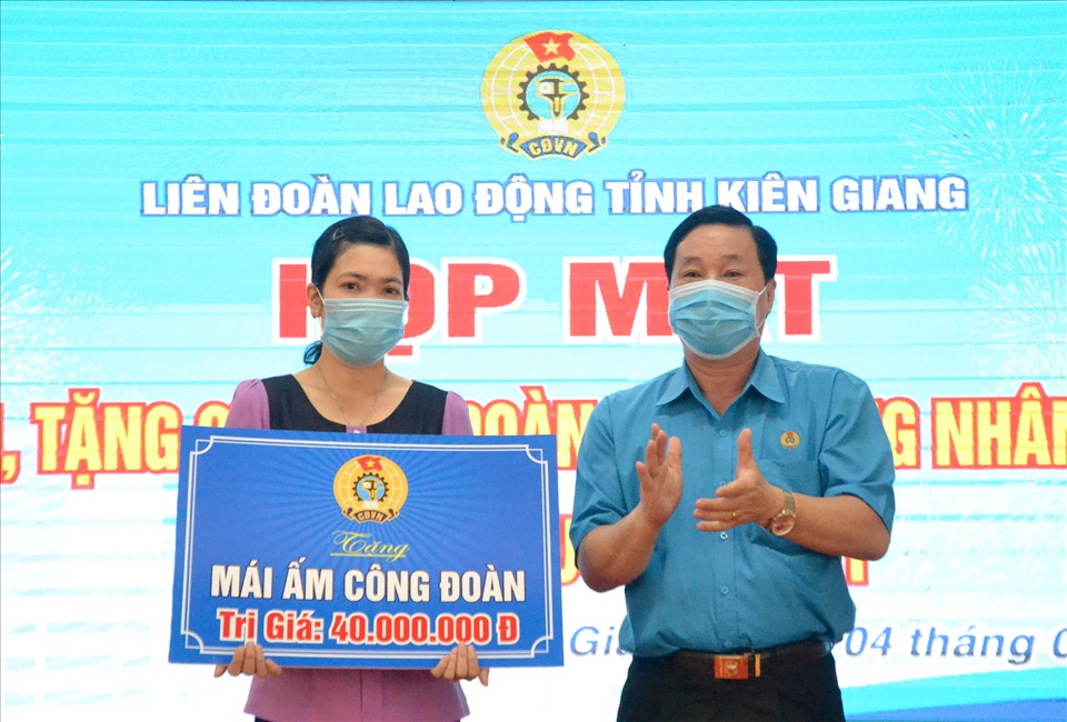 Chủ tịch LĐLĐ Kiên Giang Trần Thanh Việt trao hỗ trợ Mái ấm Công đoàn.... Ảnh: Lục Tùng
