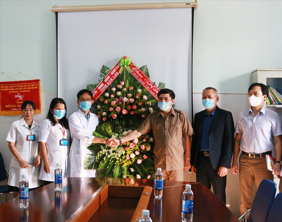 Đoàn công tác đến thăm, tặng quà cho phía bệnh viện Lao và Phổi tỉnh Đắk Lắk. Ảnh: Bảo Trung