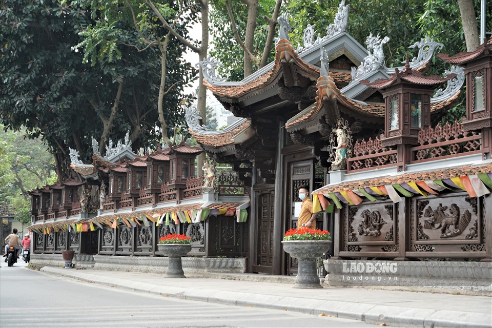Khác với cảnh đông đúc như mọi năm, ngày Rằm tháng Giêng năm nay, nhiều ngôi chùa, đền lớn tại Hà Nội vắng lặng lạ thường.
