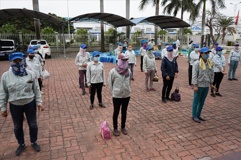 Người lao động đeo khẩu trang, xếp hàng giãn cách để nhận nông sản, thực phẩm từ tổ chức Công đoàn. Ảnh Mai Dung