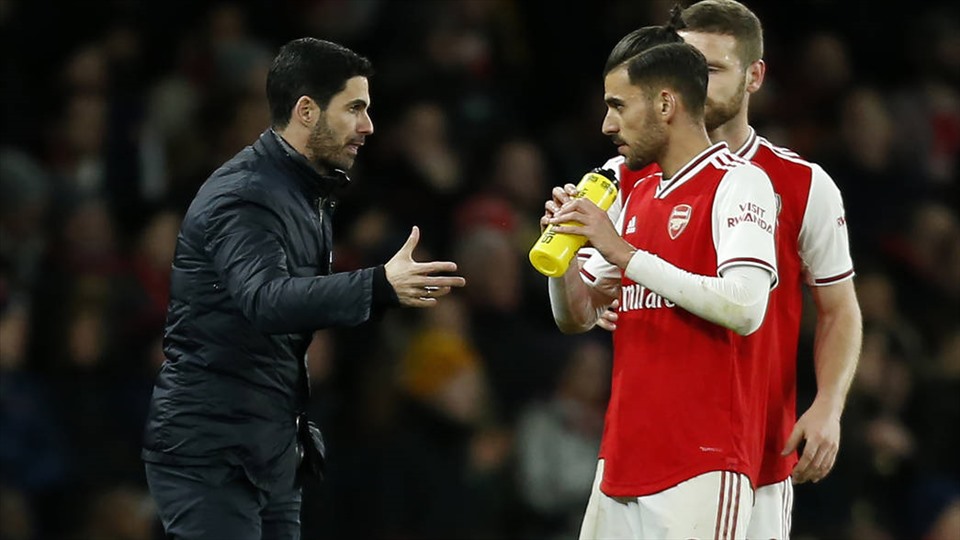 Huấn luyện viên Arteta và tiền vệ Dani Ceballos (Arsenal). Ảnh: AFP.