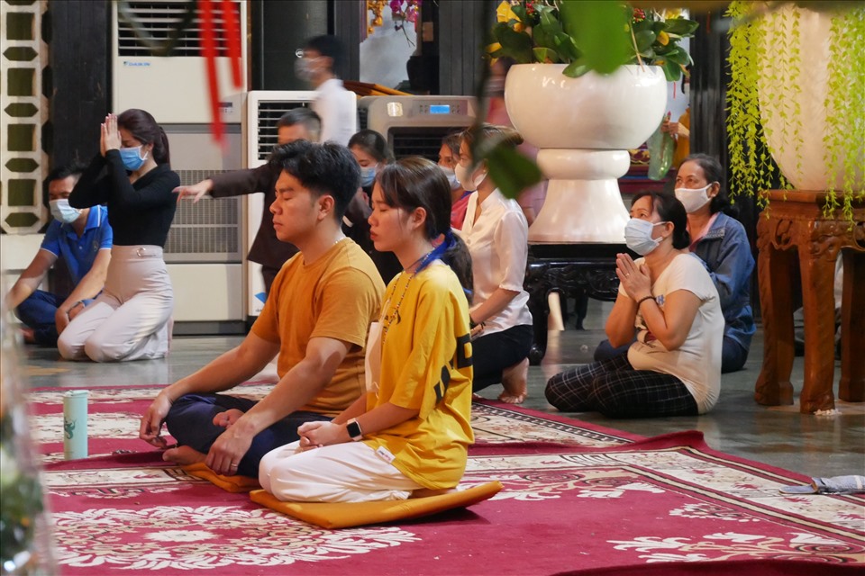 Tại khu vực chánh điện, các phật tử quỳ cầu nguyện năm mới bình an