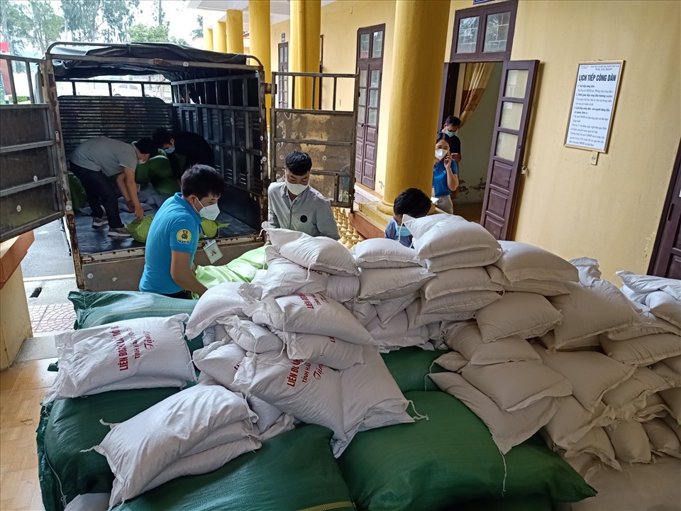 10.220 công nhân nhà trọ huyện Cẩm Giàng được hỗ trợ gạo, nhu yếu phẩm. Ảnh Diệu Thúy