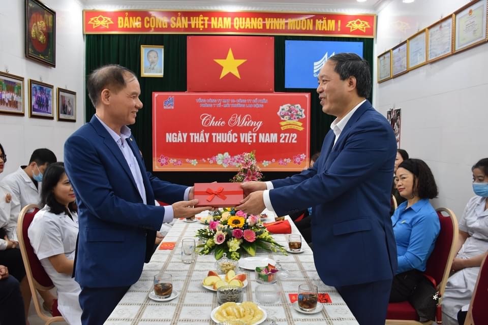 Chủ tịch Công đoàn Dệt May Việt Nam Lê Nho Thướng đã đến chúc mừng và tặng quà nhân ngày Thầy thuốc Việt Nam. Ảnh: CĐN