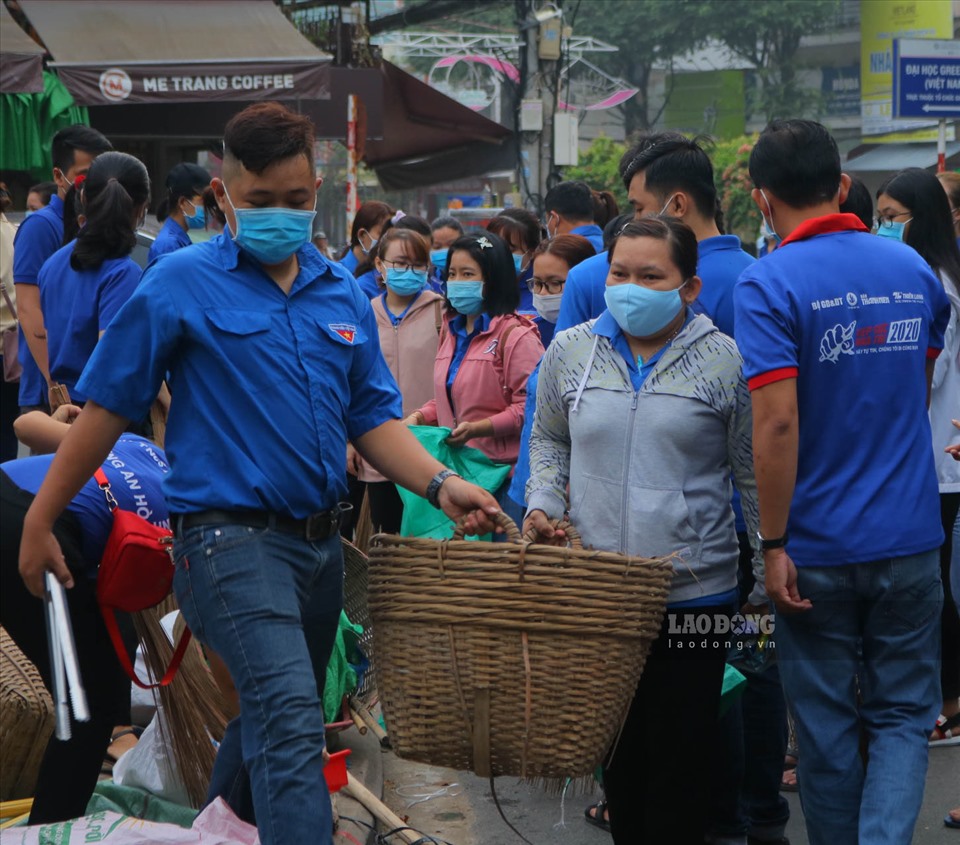 Sau khi lắng nghe nôi dung và các phần việc cần phải thực hiện, các đoàn viên thanh niên đã trẩn trương phân phát dụng cụ và bắt tay vào làm việc.