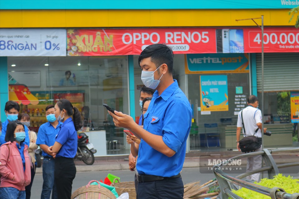 Anh Đinh Quyết Thắng (Bí thư quận Ninh Kiều) cho biết: Trong năm nay đối với địa bàn quận Ninh Kiều đã triển khai đến các cơ sở đoàn trực thuộc để thực hiện các công trình. Đặc biệt trong ngày hôm nay hưởng ứng chung hoạt động của Thành phố quận đoàn đã tổ chức công trình thanh niên như vớt rác, làm cỏ cũng như vệ sinh môi trường Rạch Tham Tướng. Ngoài ra các cơ sở đoàn trực thuộc thực hiện các công trình phần việc còn tùy tình hình của mỗi đơn vị. Phần lớn các đơn vị sẽ ra quân làm đẹp cảnh quang môi trường,...