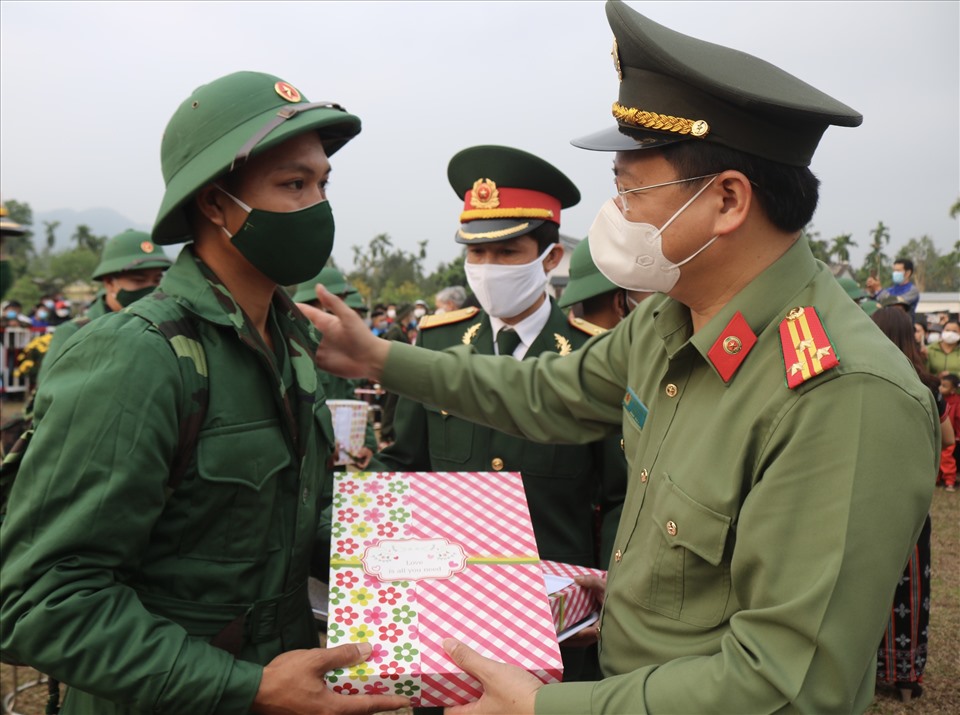 Thượng tá Nguyễn Thanh Tuấn - Giám đốc Công an Thừa Thiên Huế tặng quà động viên tân binh lên đường nhập ngũ. Ảnh: MN.