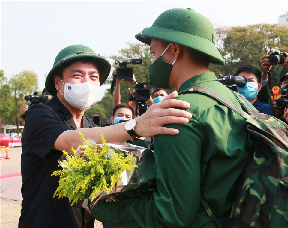 Bí Thư Đắk Lắk tặng hoa và gửi lời thăm hỏi, động viên các thanh niên lên đường thực hiện nghĩa vụ quân sự, Công an nhân dân. Ảnh: Bảo Trung