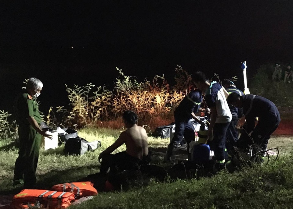 Cơ quan chức năng tìm kiếm nạn nhân bị rơi xuống sông sau vụ tai nạn. Ảnh: CTV.
